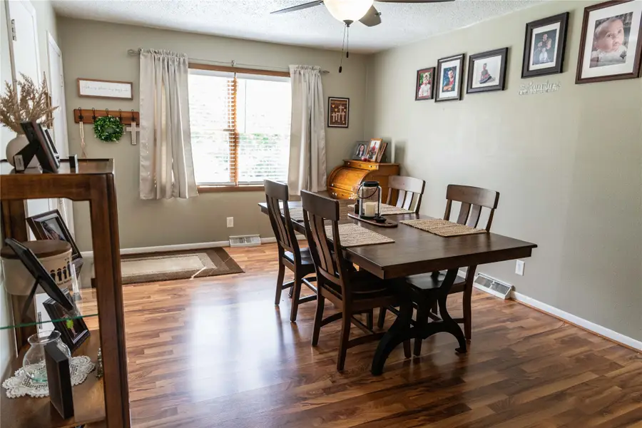 910 N Roche Street, Knoxville, IA 50138 - #3