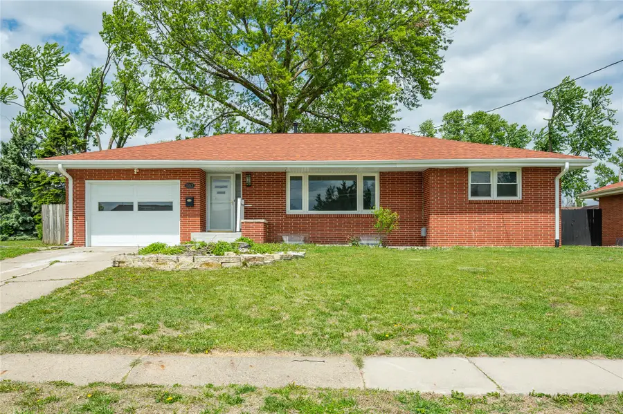 7217 Maple Drive, Urbandale, IA 50322 - #2