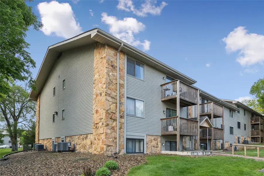 9533 University Avenue #4, Clive, IA 50325 - #2