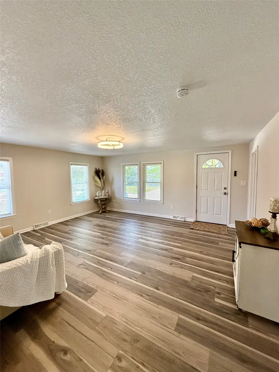1820 E 25th Street, Des Moines, IA 50317 - #2
