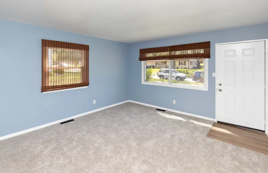 4106 E Seneca Avenue, Des Moines, IA 50317 - #3