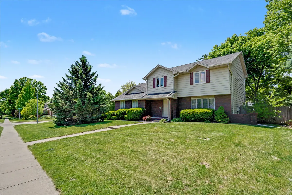 900 Prairie View Drive, West Des Moines, IA 50266 - #1