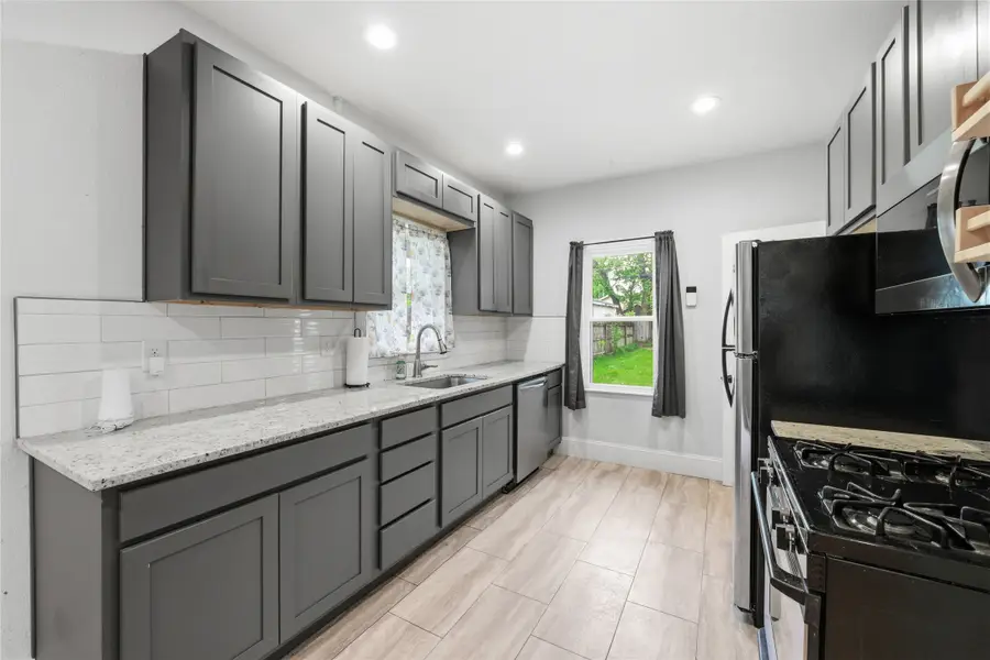 1716 E 14th Street, Des Moines, IA 50316 - #2