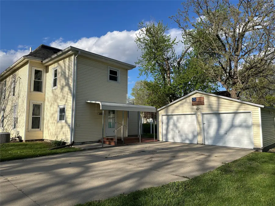 505 S 3rd Avenue E, Newton, IA 50208 - #2