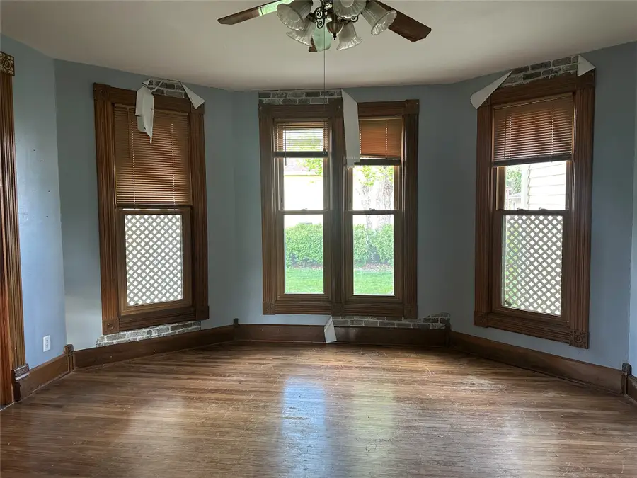 505 S 3rd Avenue E, Newton, IA 50208 - #3