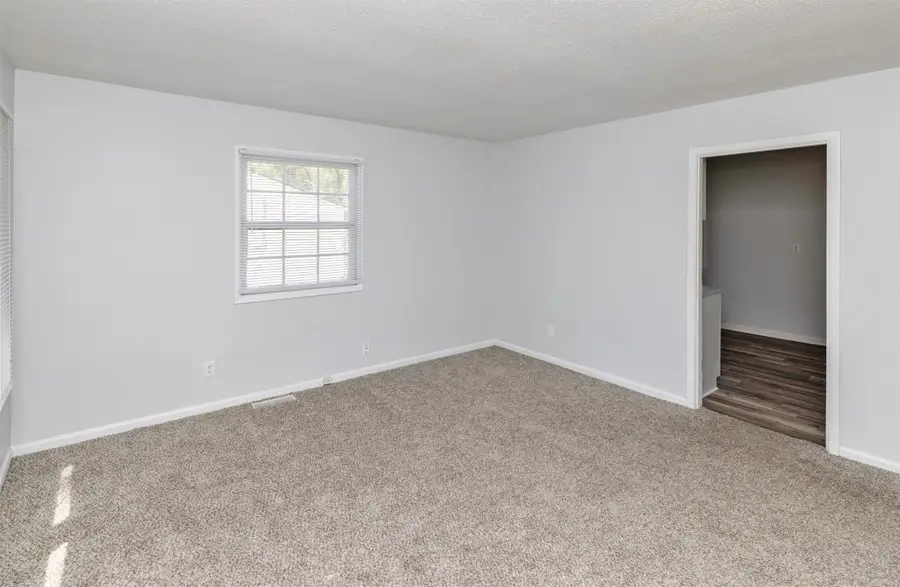 4030 E Seneca Avenue, Des Moines, IA 50317 - #3