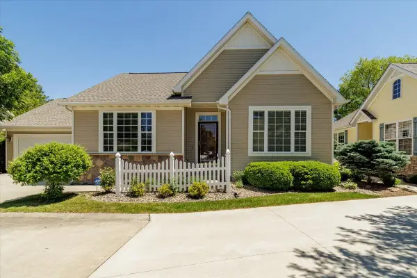 12703 Sunflower Drive, Urbandale, IA 50323