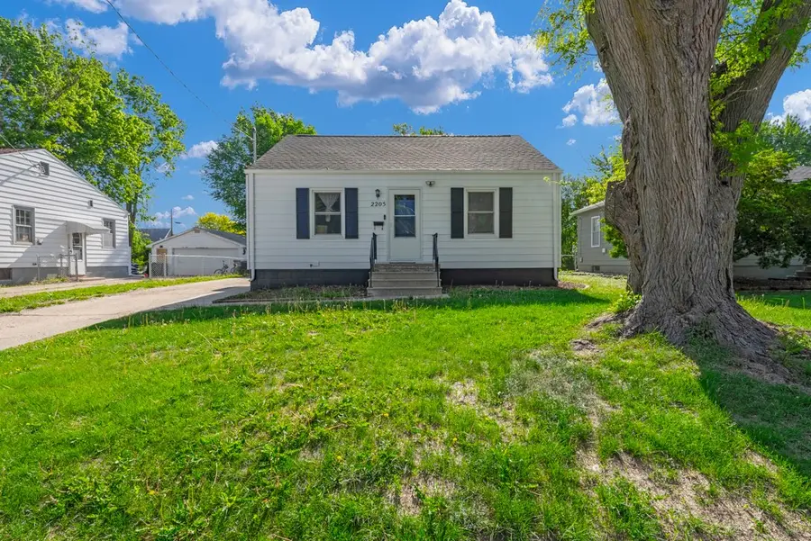 2205 52nd Street, Des Moines, IA 50310 - #2