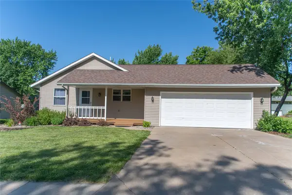 1329 N Prairie Street, Pella, IA 50219