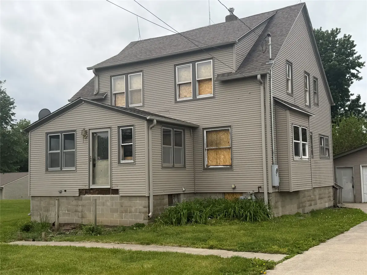 201 E 15th Street N, Newton, IA 50208 - #1