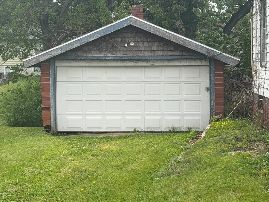 715 N 3rd Avenue E, Newton, IA 50208 - #2