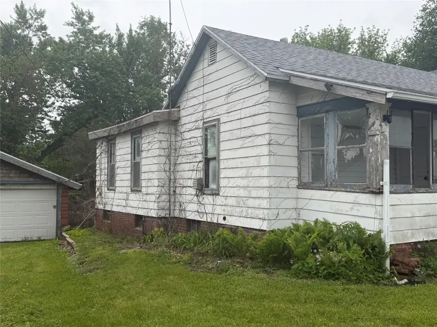 715 N 3rd Avenue E, Newton, IA 50208 - #3
