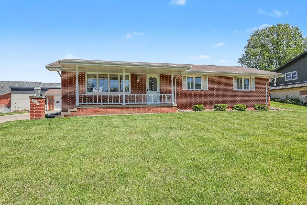 222 E 10th Street, Pella, IA 50219 - #1
