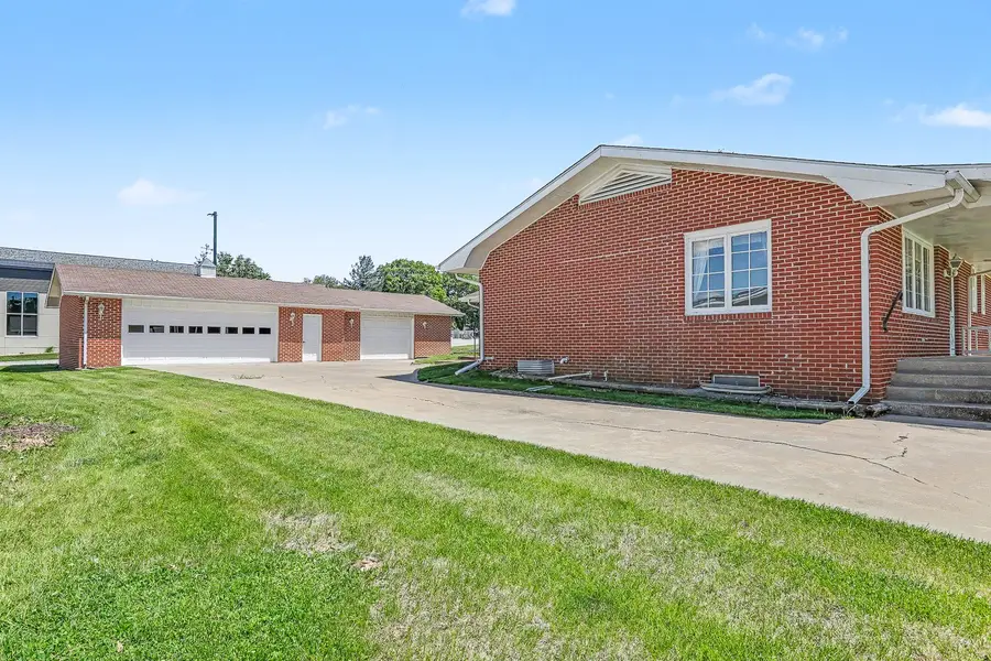222 E 10th Street, Pella, IA 50219 - #2