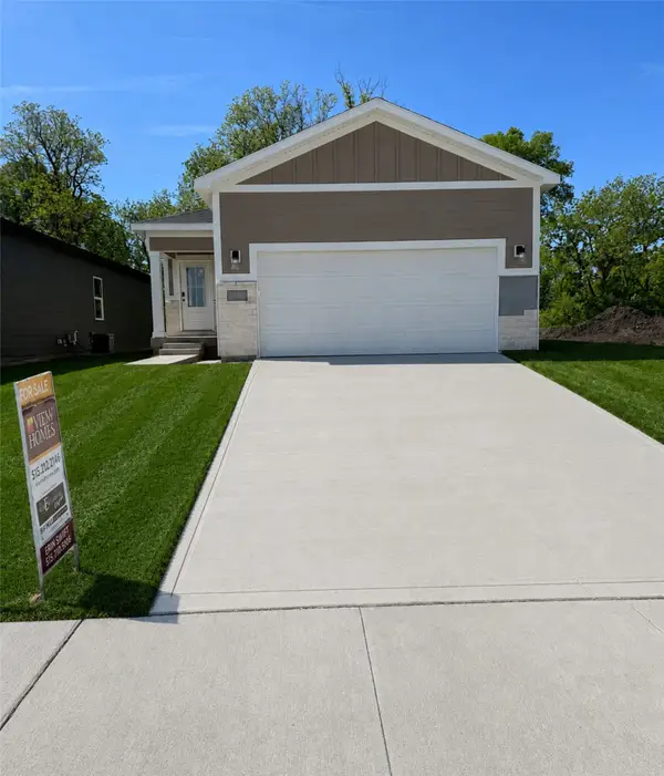 1052 NW Macarthur Lane, Waukee, IA 50263