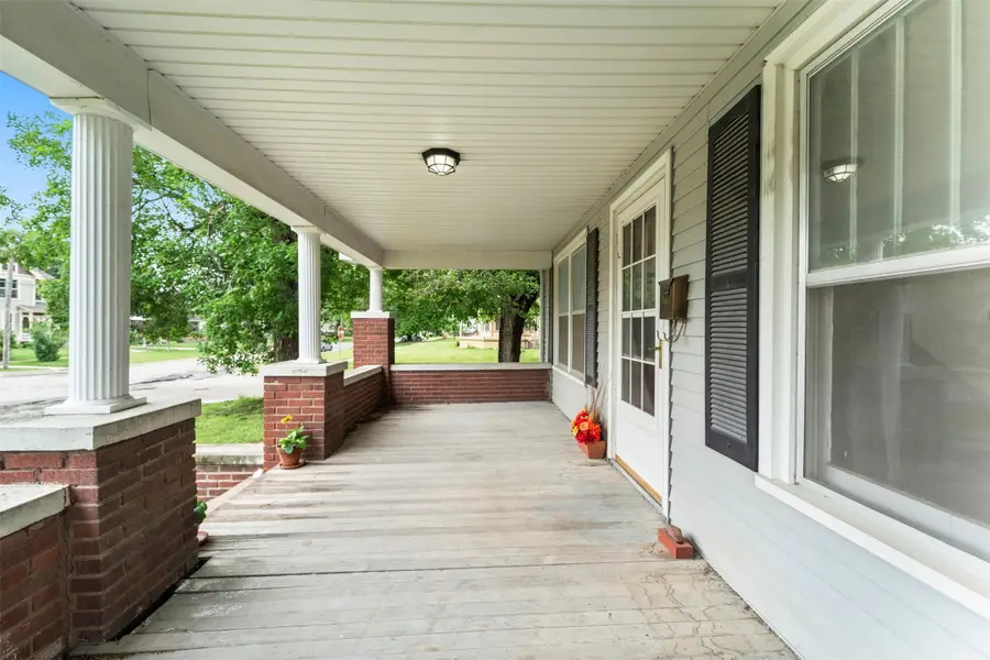 413 W Main Street, Knoxville, IA 50138 - #3