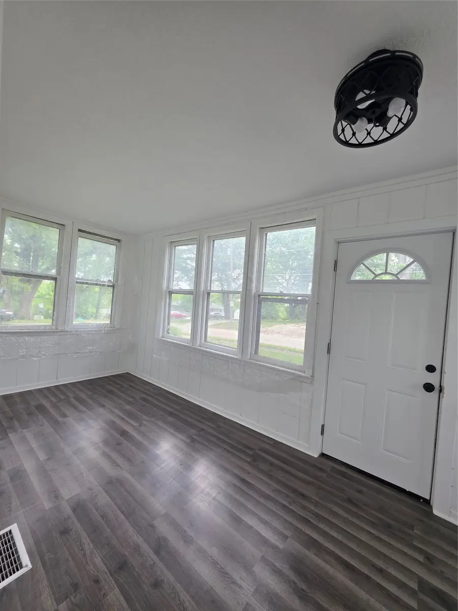 329 E Creston Avenue, Des Moines, IA 50315 - #3