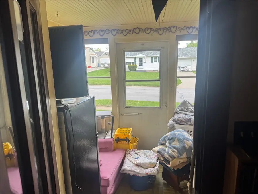 1119 N 4th Avenue E, Newton, IA 50208 - #3