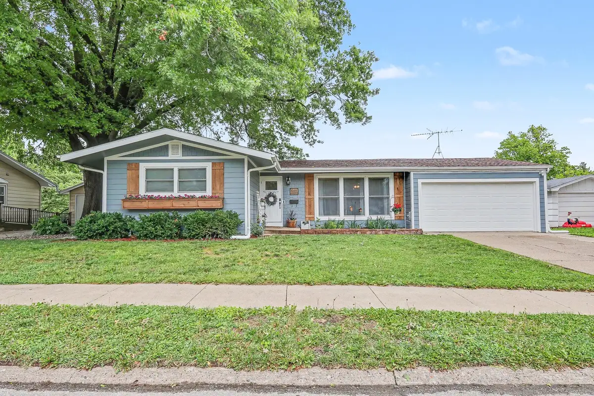606 Madison Street, Pella, IA 50219 - #1