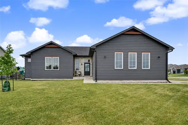 808 Willow Valley Drive, Norwalk, IA 50211