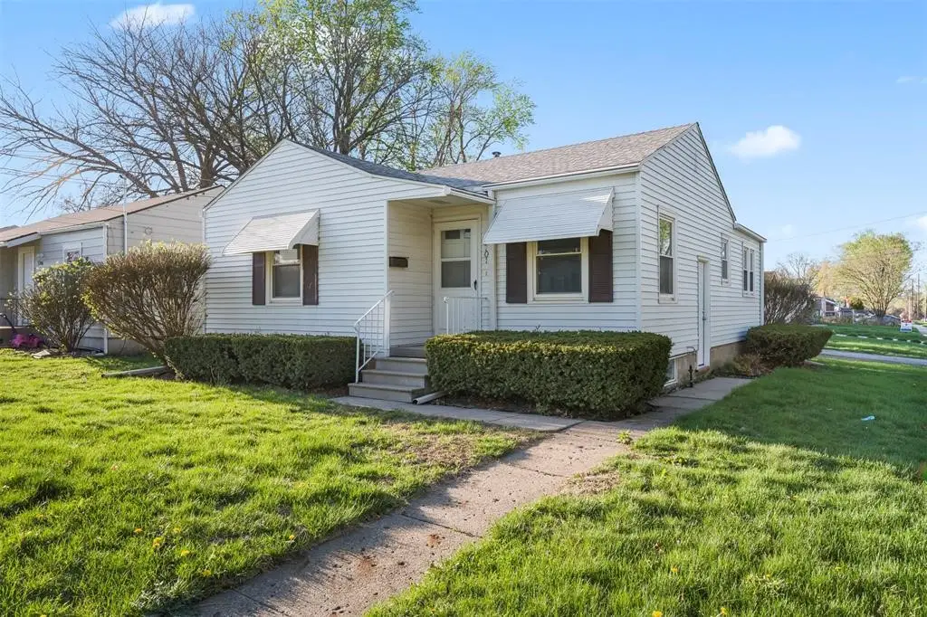 5701 Holcomb Avenue, Des Moines, IA 50310 - #1