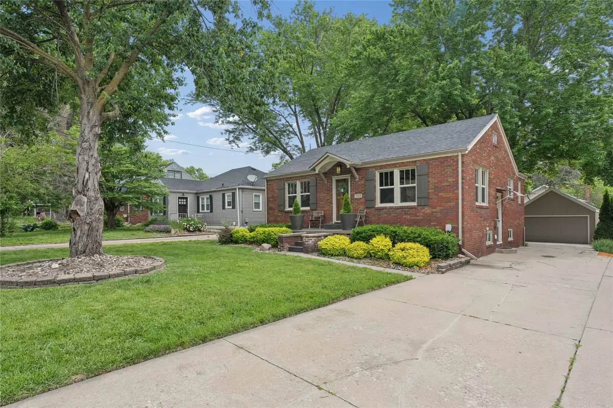 2121 40th Place, Des Moines, IA 50310 - #1