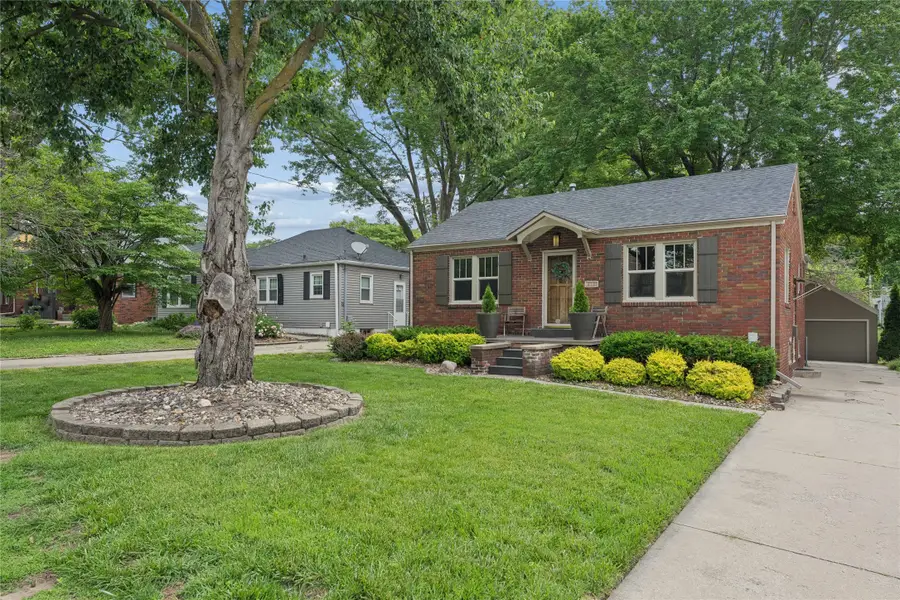 2121 40th Place, Des Moines, IA 50310 - #2