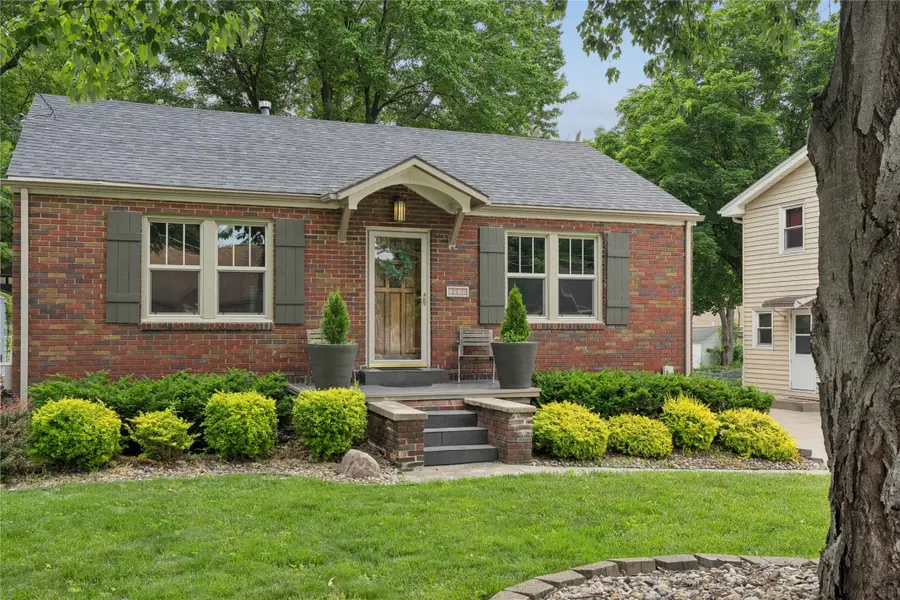2121 40th Place, Des Moines, IA 50310 - #3
