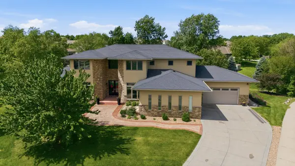 9532 Century Woods Circle, Johnston, IA 50131