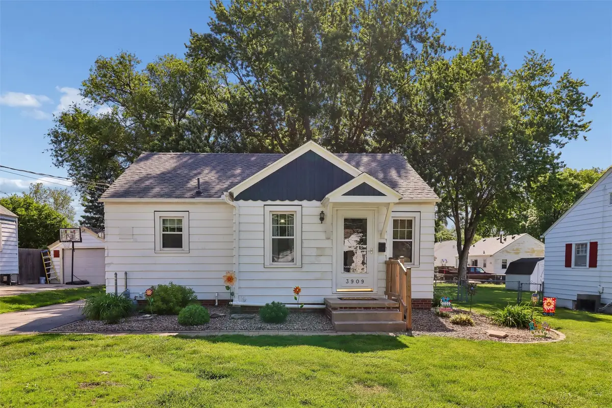 3909 E 8th Street, Des Moines, IA 50316 - #1