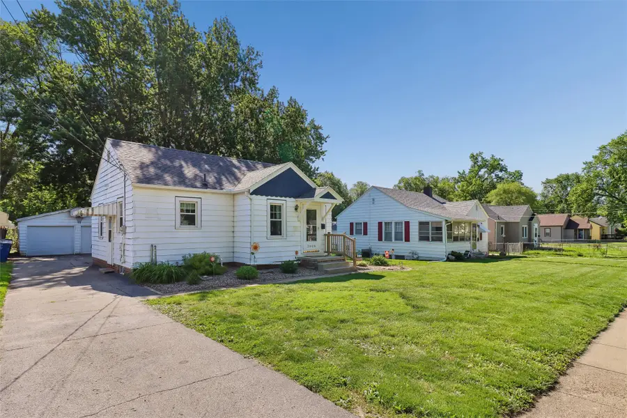 3909 E 8th Street, Des Moines, IA 50316 - #2