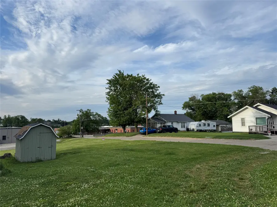 1024 S 3rd Avenue E, Newton, IA 50208 - #2