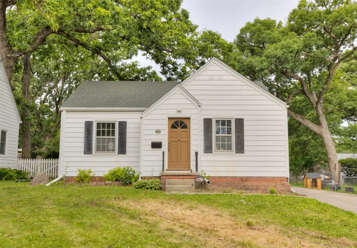 2504 33rd Street, Des Moines, IA 50310 - #1