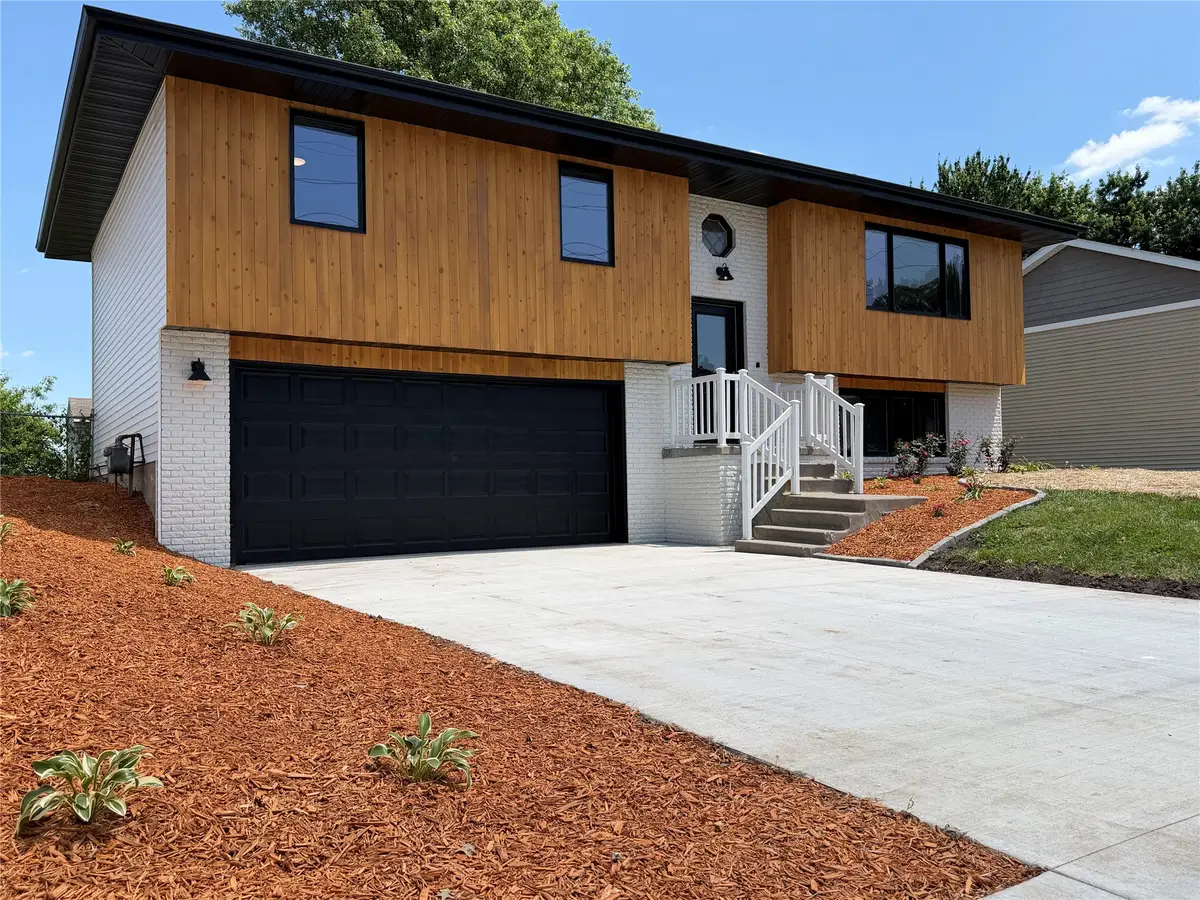 818 E 19th Street N, Newton, IA 50208 - #1