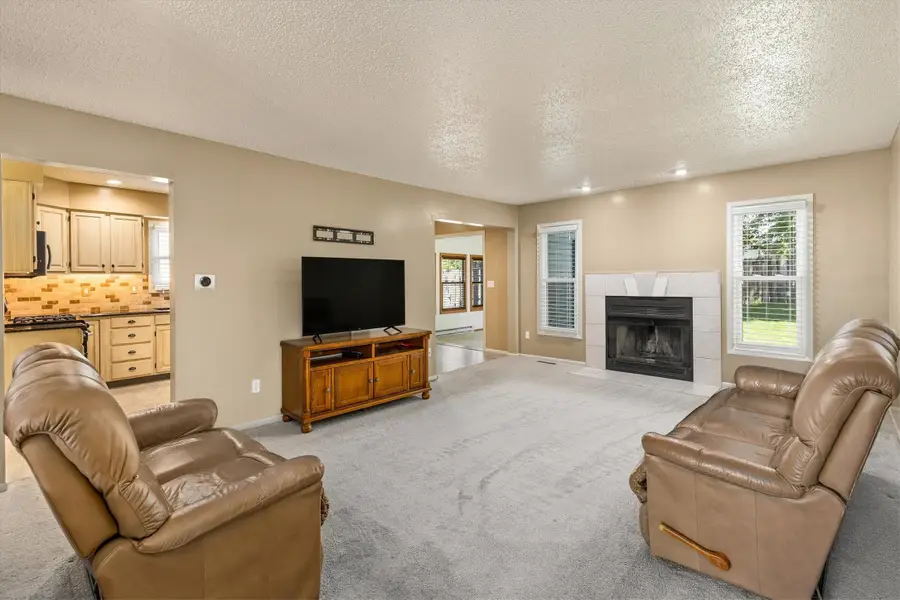 8205 Alpine Drive, Urbandale, IA 50322 - #3