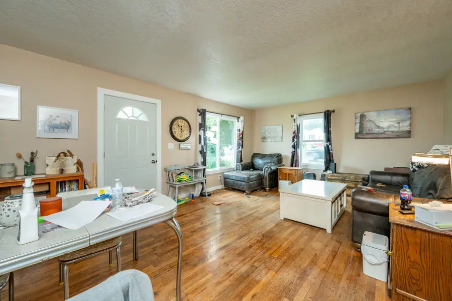 1907 S 7th Avenue E, Newton, IA 50208 - #2