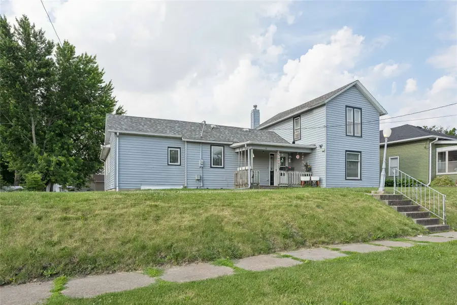 611 N 3rd Avenue E, Newton, IA 50208 - #3