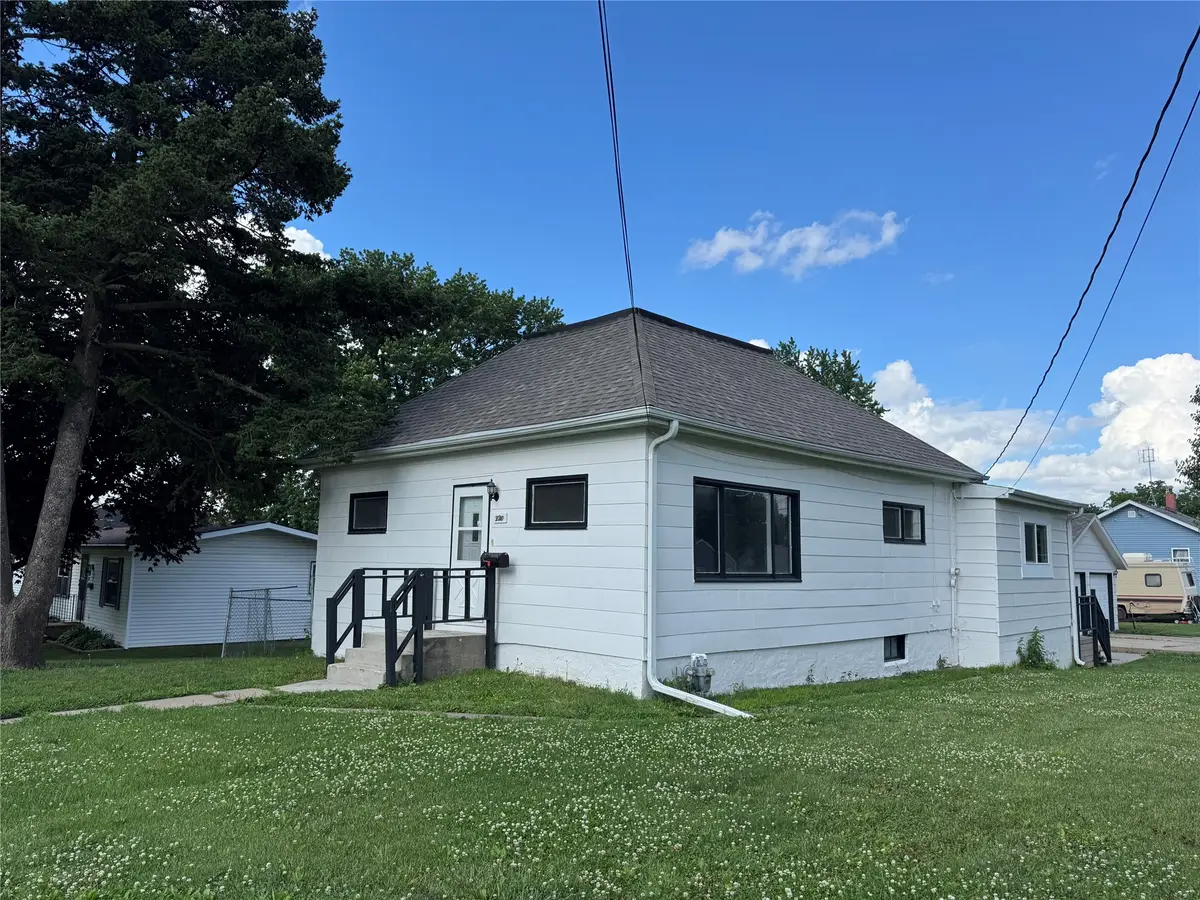 220 E 10th Street S, Newton, IA 50208 - #1