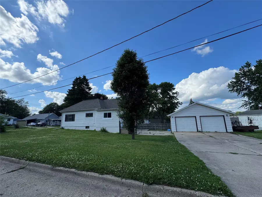 220 E 10th Street S, Newton, IA 50208 - #2