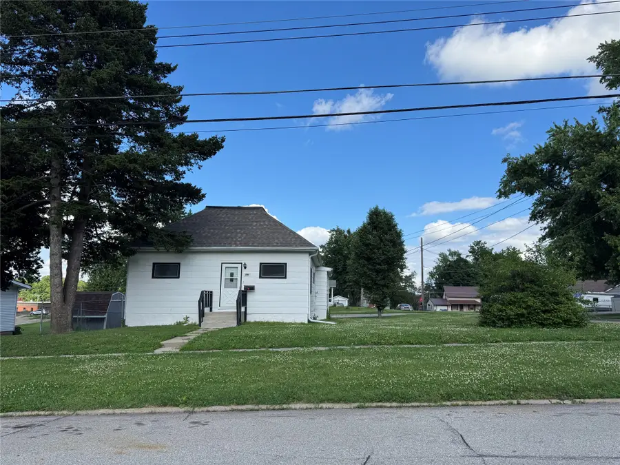 220 E 10th Street S, Newton, IA 50208 - #3