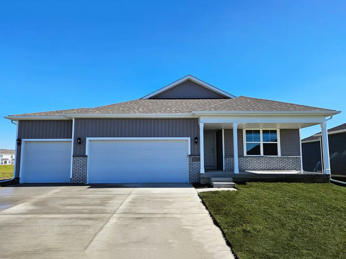 231 39th Street Sw, Altoona, IA 50009 - #1