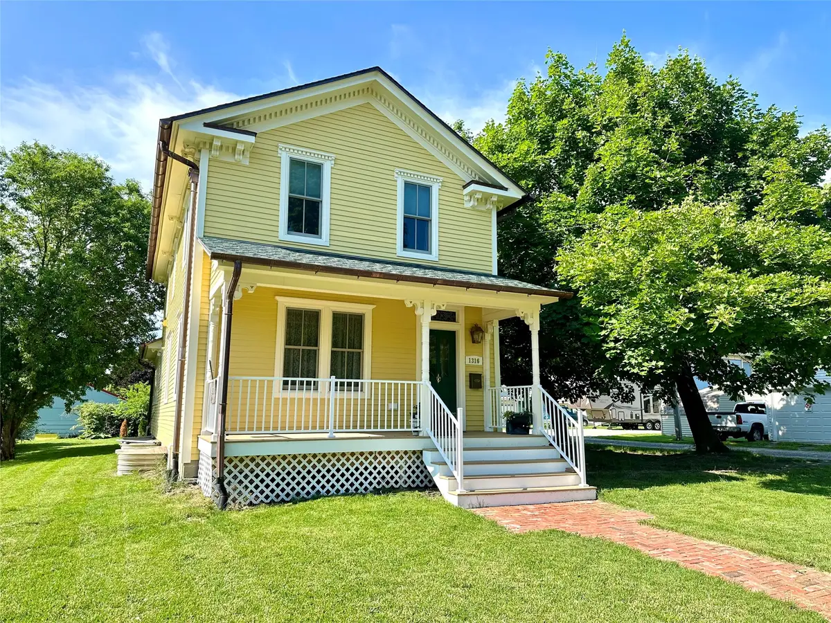 1316 4th Avenue, Grinnell, IA 50112 - #1
