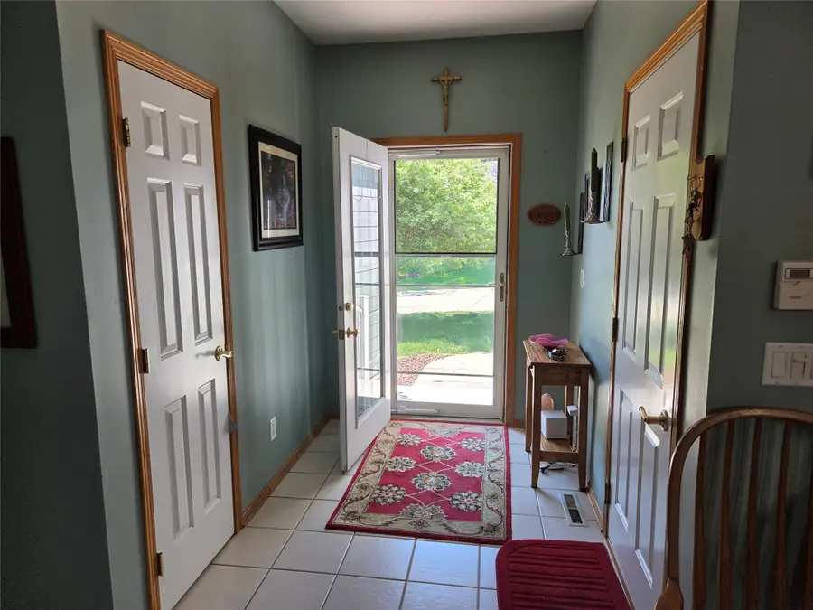 8125 Rocklyn Drive, Urbandale, IA 50322 - #3