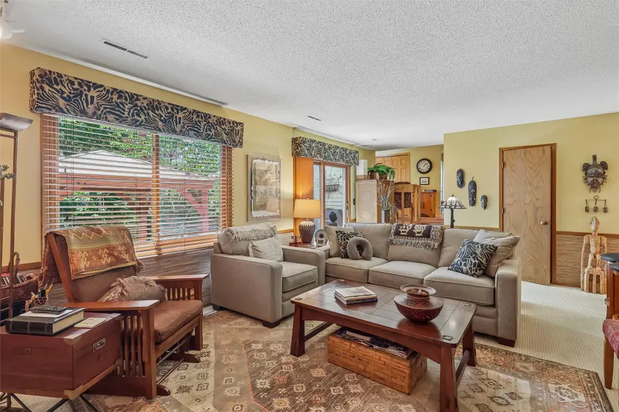 7824 Roseland Drive, Urbandale, IA 50322 - #2