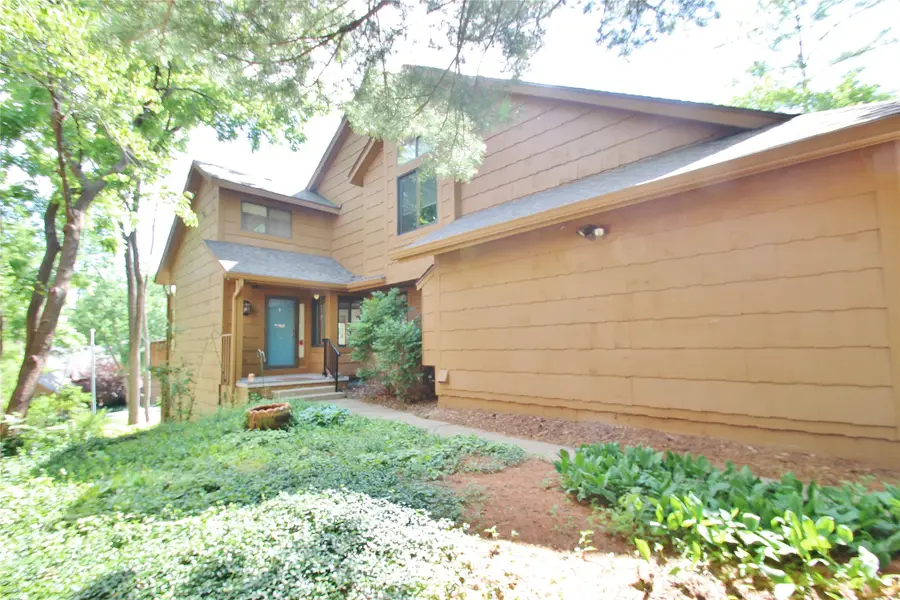 7047 Oak Brook Drive, Urbandale, IA 50322 - #2