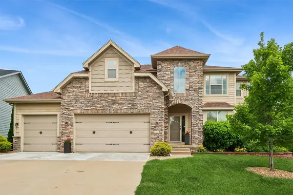 16651 Oakbrook Drive, Clive, IA 50325