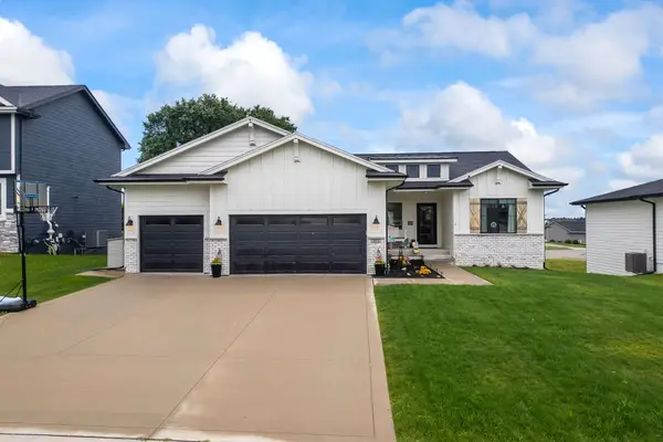 14916 Walnut Meadows Drive, Urbandale, IA 50323
