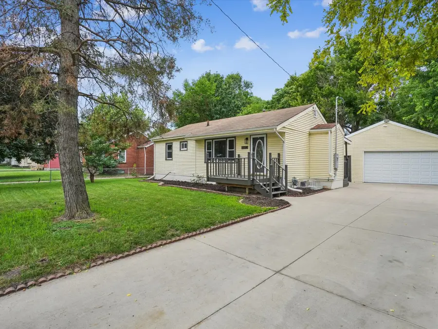 1724 E 29th Street, Des Moines, IA 50317 - #2