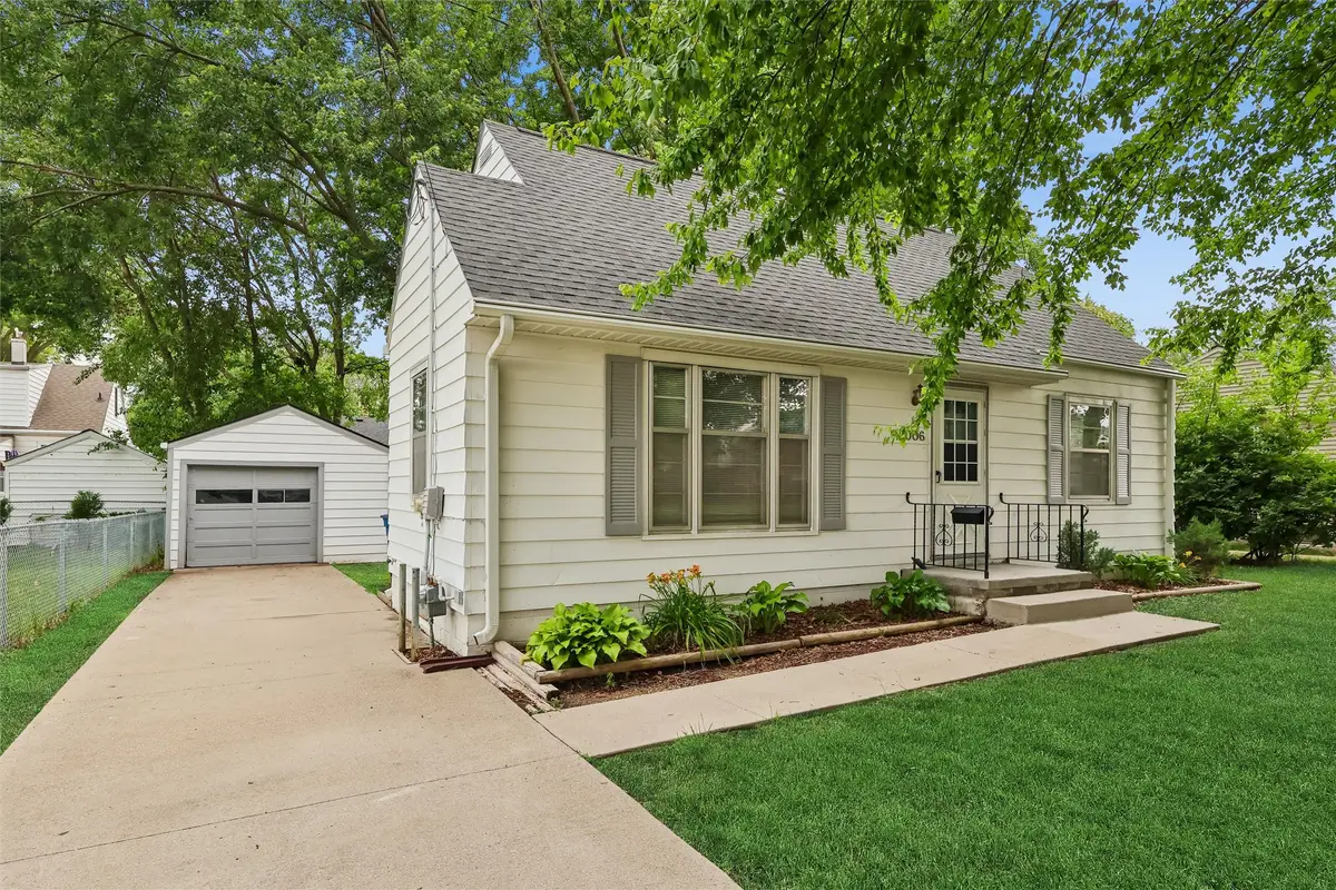 2006 50th Street, Des Moines, IA 50310 - #1