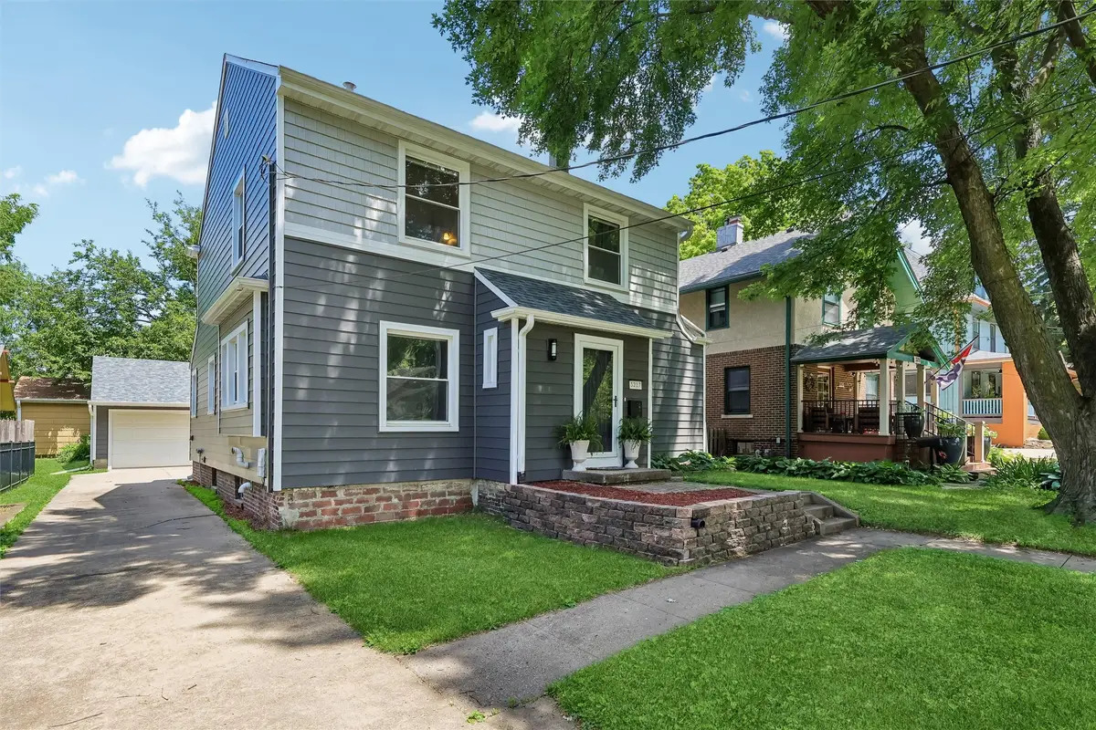 3217 Cottage Grove Avenue, Des Moines, IA 50311 - #1
